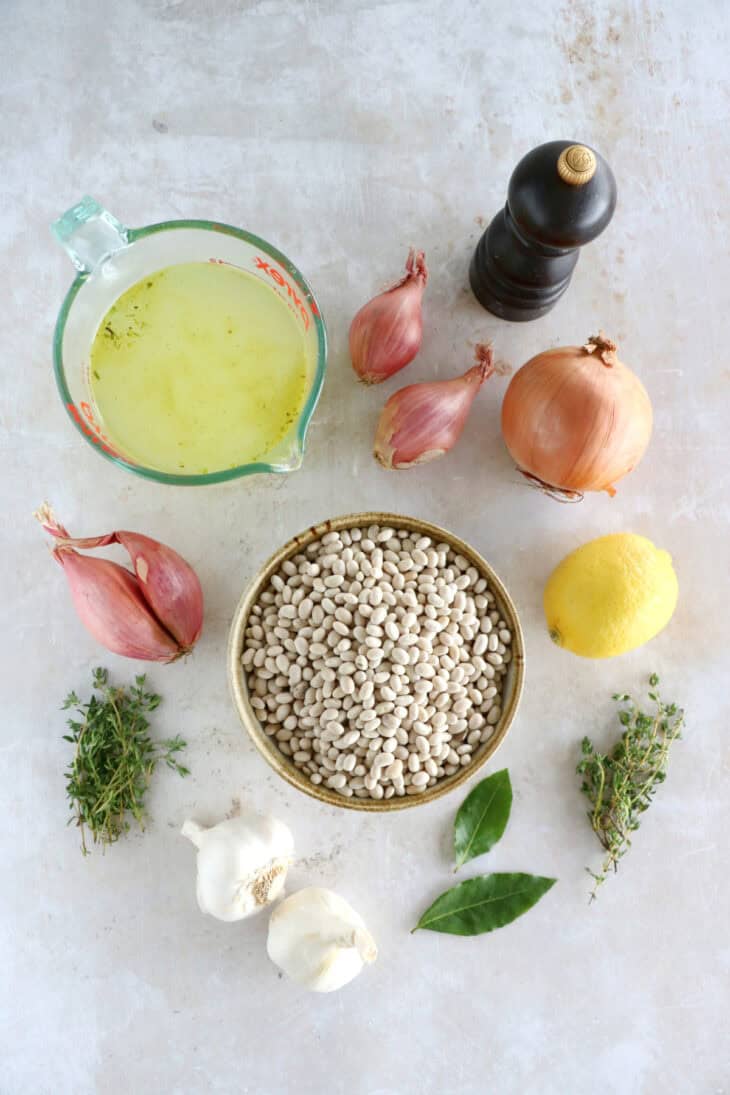 Les haricots blancs façon grand-mère, c'est un plat rustique aux saveurs réconfortantes qui ravive des souvenirs d'enfance.