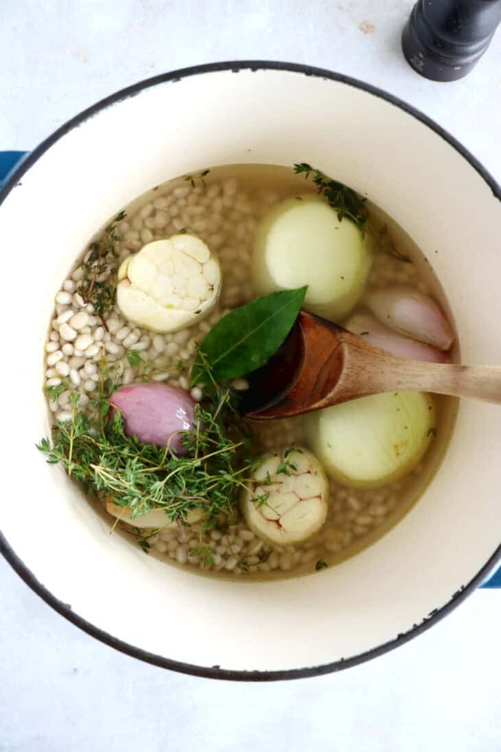 Les haricots blancs façon grand-mère, c'est un plat rustique aux saveurs réconfortantes qui ravive des souvenirs d'enfance.