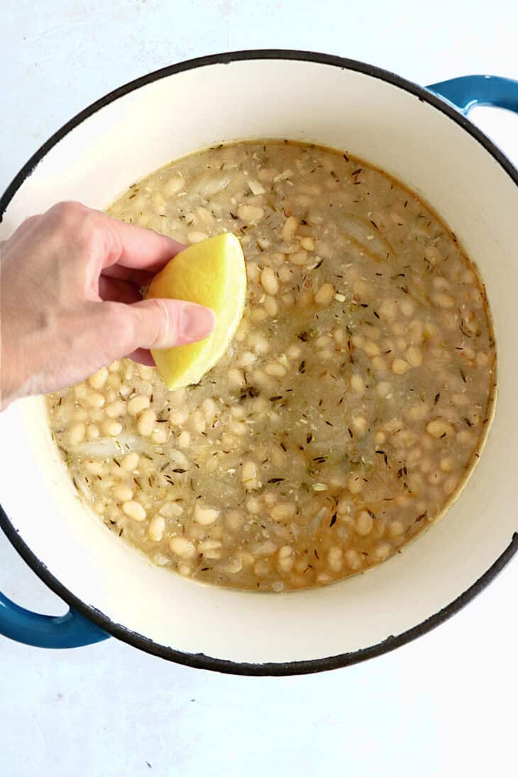 Les haricots blancs façon grand-mère, c'est un plat rustique aux saveurs réconfortantes qui ravive des souvenirs d'enfance.