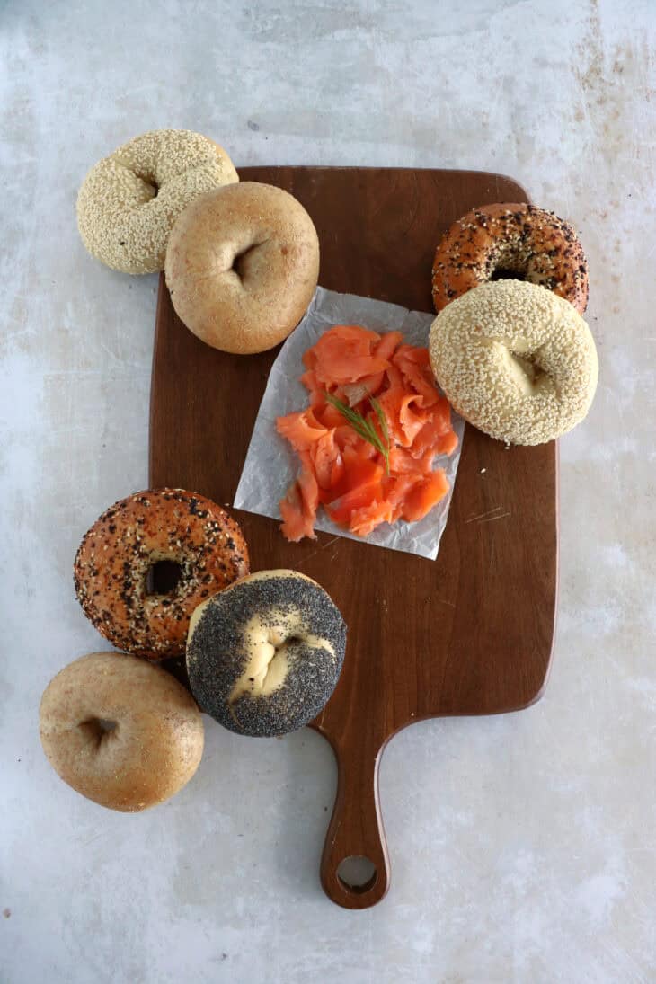 Découvrez le concept de bagel board à travers ce généreux plateau de bagels au saumon fumé. Un brunch convivial et sans effort.