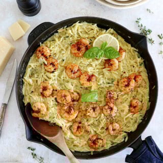 Prêt en 30 minutes, ce risotto d'orzo et crevettes au paprika est préparé avec des petites pâtes orzo plutôt que du riz rond.