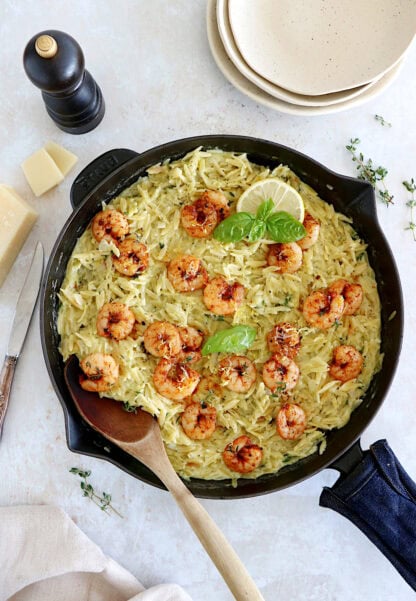 Prêt en 30 minutes, ce risotto d'orzo et crevettes au paprika est préparé avec des petites pâtes orzo plutôt que du riz rond.