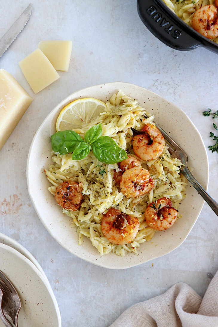 Prêt en 30 minutes, ce risotto d'orzo et crevettes au paprika est préparé avec des petites pâtes orzo plutôt que du riz rond.