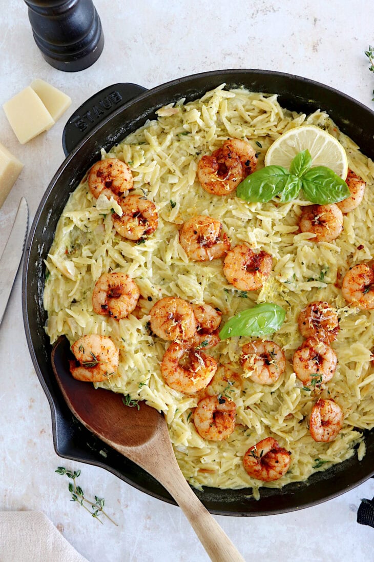 Prêt en 30 minutes, ce risotto d'orzo et crevettes au paprika est préparé avec des petites pâtes orzo plutôt que du riz rond.