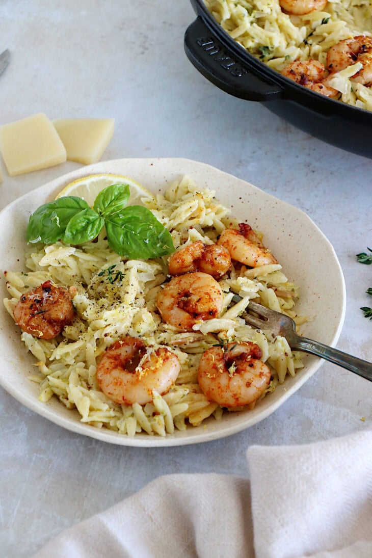 Prêt en 30 minutes, ce risotto d'orzo et crevettes au paprika est préparé avec des petites pâtes orzo plutôt que du riz rond.