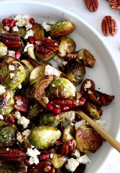 Ce plat de choux de Bruxelles rôtis à l'érable et au vinaigre balsamique saura vous réconcilier avec les choux de Bruxelles.