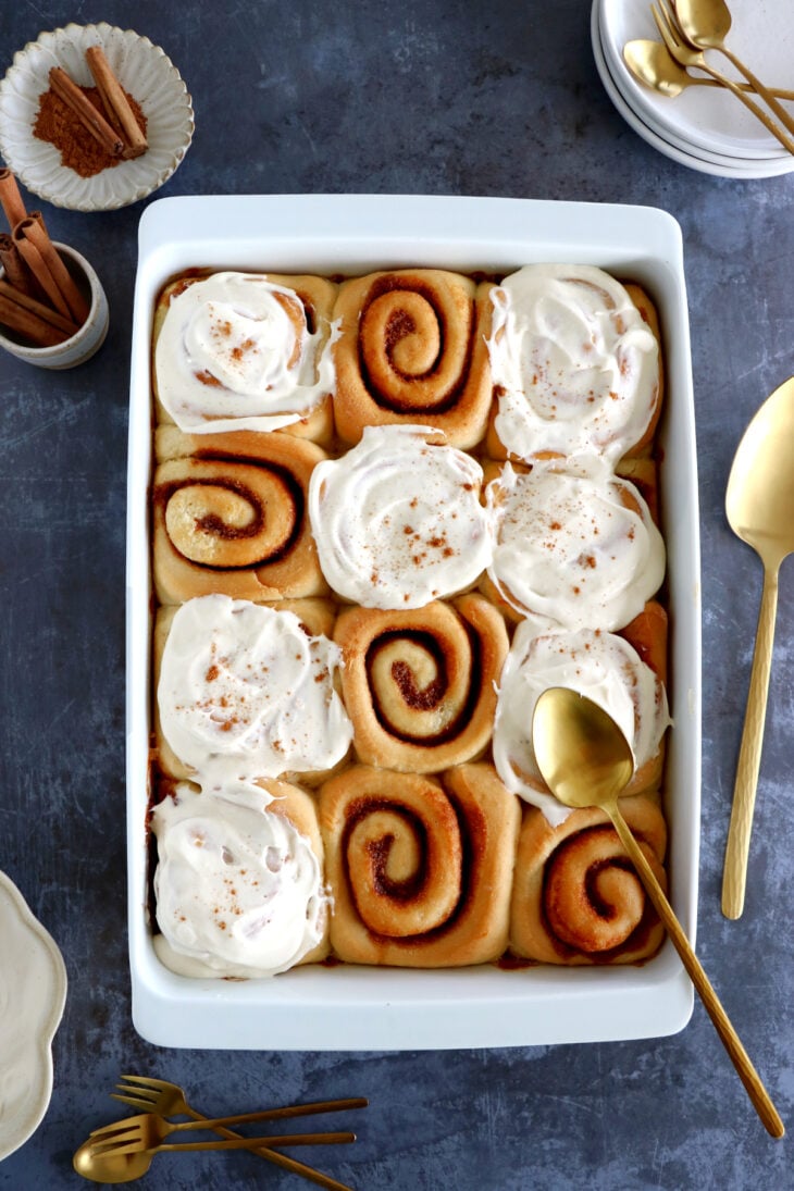 Découvrez la recette des cinnamon rolls américains, moelleux à souhait, parfumés à la cannelle et réhaussés d'un glaçage au cream cheese.