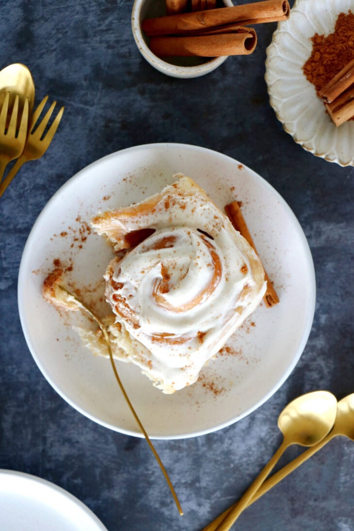 Découvrez la recette des cinnamon rolls américains, moelleux à souhait, parfumés à la cannelle et réhaussés d'un glaçage au cream cheese.