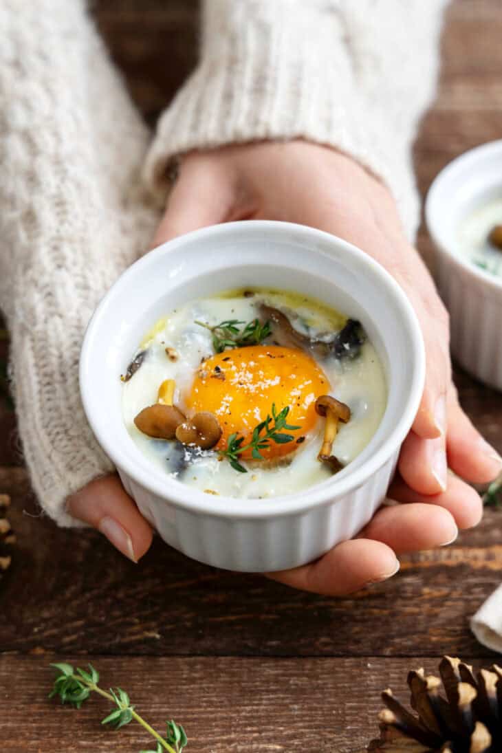 Les oeufs cocotte aux chanterelles, c'est l'alliance de la simplicité et de l'élégance. Entrée de choix pour les fêtes, on les apprécie aussi un soir d'automne ou pour un brunch.