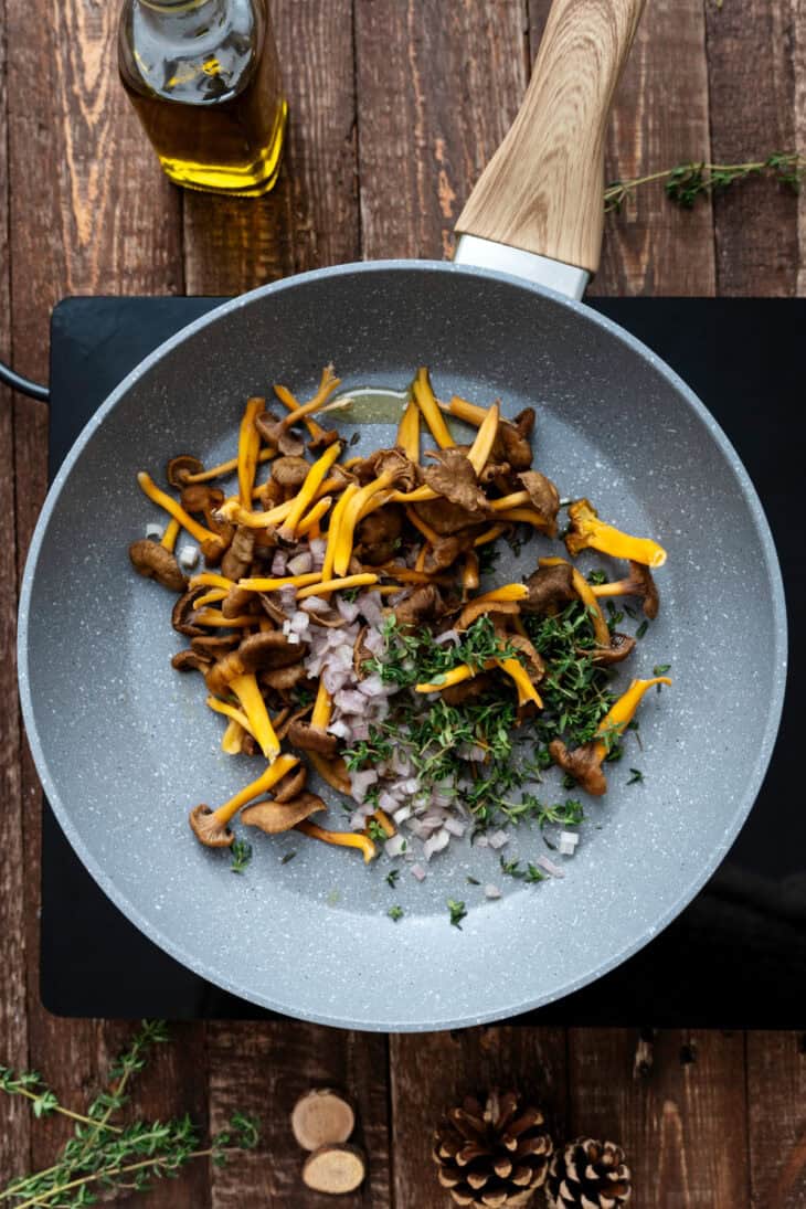 Les oeufs cocotte aux chanterelles, c'est l'alliance de la simplicité et de l'élégance. Entrée de choix pour les fêtes, on les apprécie aussi un soir d'automne ou pour un brunch.