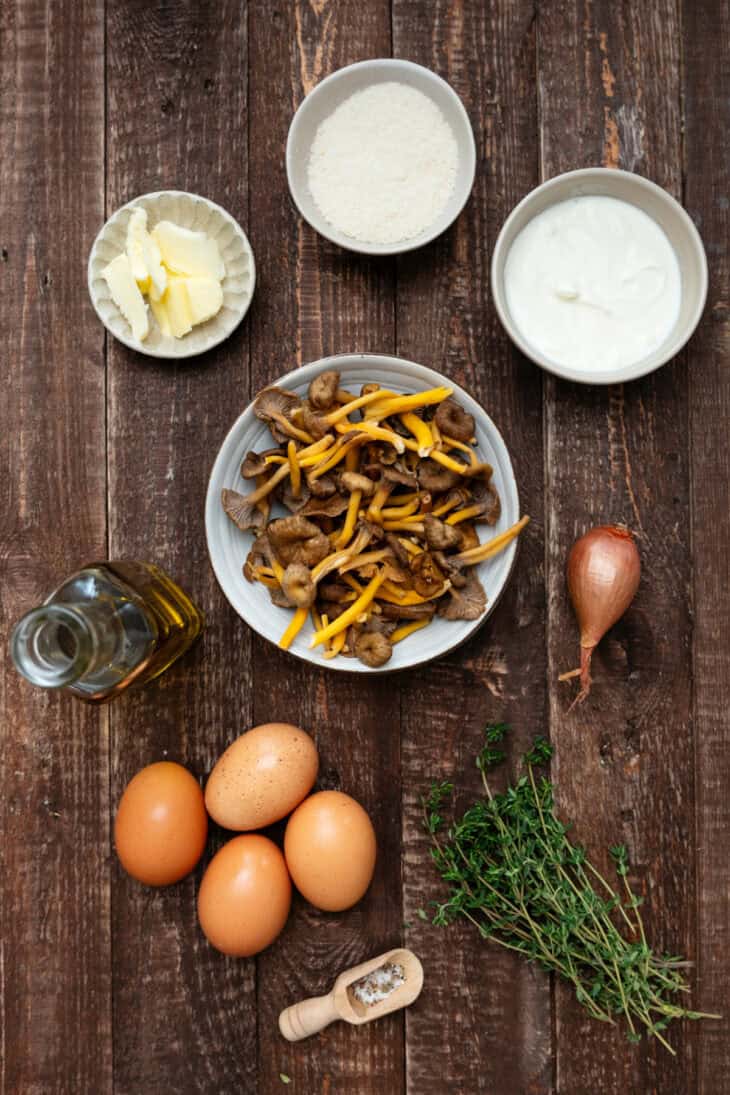 Les oeufs cocotte aux chanterelles, c'est l'alliance de la simplicité et de l'élégance. Entrée de choix pour les fêtes, on les apprécie aussi un soir d'automne ou pour un brunch.