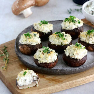 Les champignons farcis au chèvre sont une idée apéritive à la fois simple et très festive, qui fait toujours sont petit effet pour les fêtes.