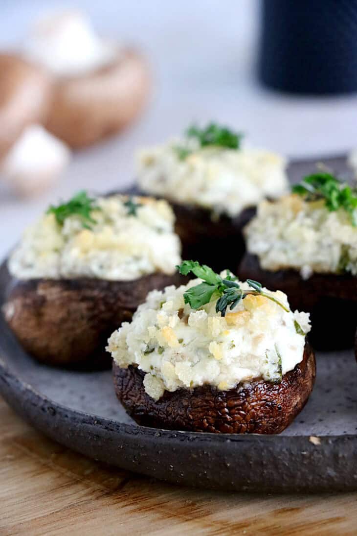 Les champignons farcis au chèvre sont une idée apéritive à la fois simple et très festive, qui fait toujours sont petit effet pour les fêtes.