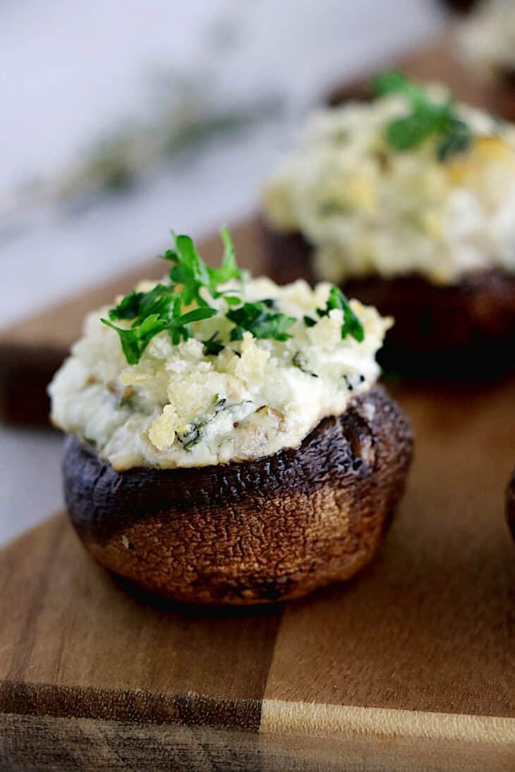 Les champignons farcis au chèvre sont une idée apéritive à la fois simple et très festive, qui fait toujours sont petit effet pour les fêtes.