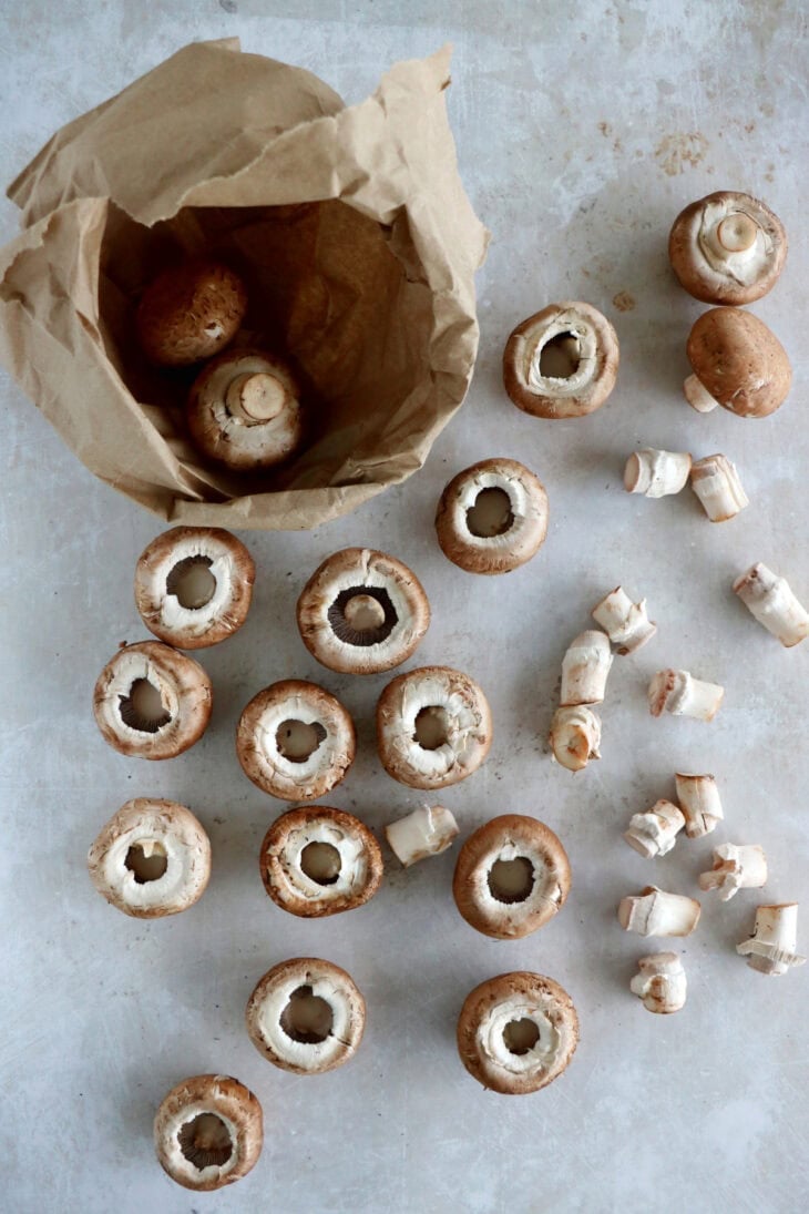 Les champignons farcis au chèvre sont une idée apéritive à la fois simple et très festive, qui fait toujours sont petit effet pour les fêtes.