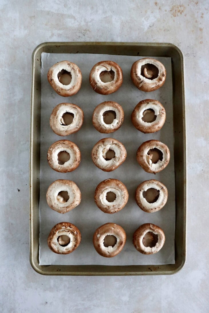 Les champignons farcis au chèvre sont une idée apéritive à la fois simple et très festive, qui fait toujours sont petit effet pour les fêtes.