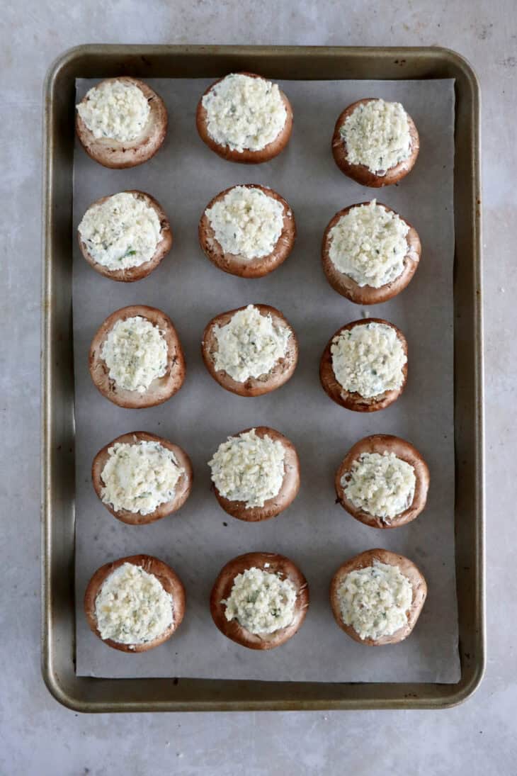 Les champignons farcis au chèvre sont une idée apéritive à la fois simple et très festive, qui fait toujours sont petit effet pour les fêtes.