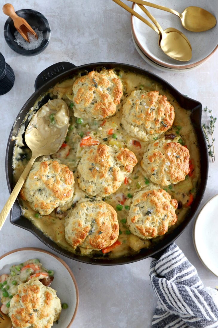 Ce crumble de légumes aux biscuits américains façon pot pie est un plat réconfortant et rustique à la fois.