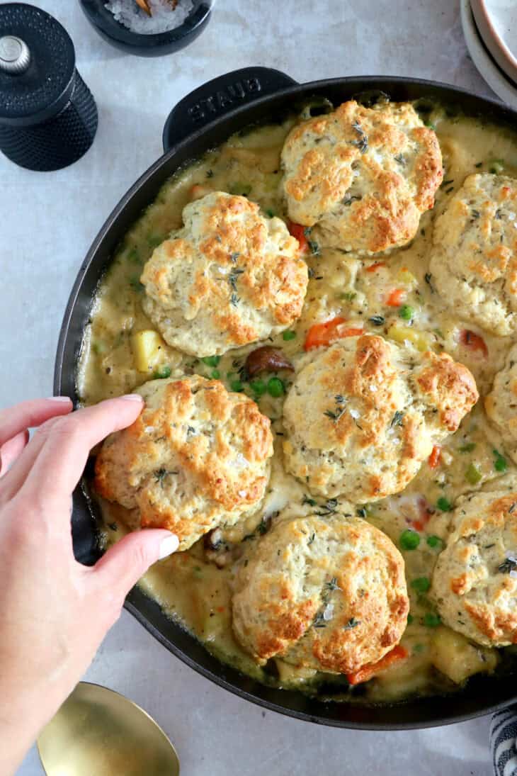 Ce crumble de légumes aux biscuits américains façon pot pie est un plat réconfortant et rustique à la fois.