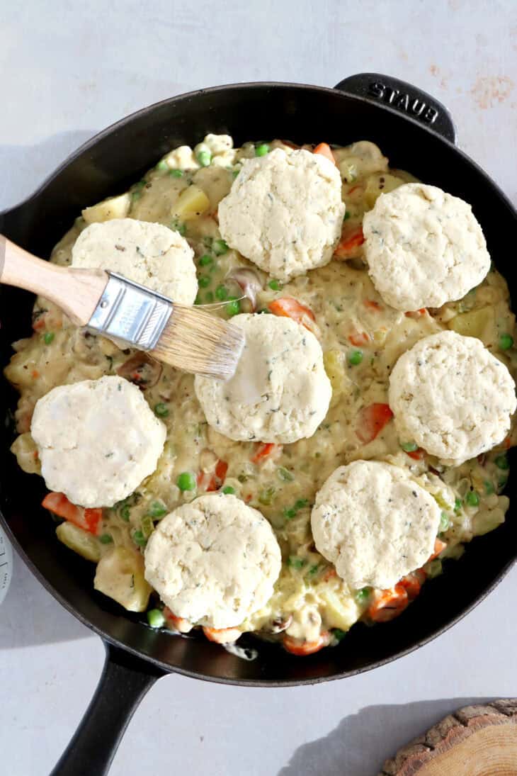 Ce crumble de légumes aux biscuits américains façon pot pie est un plat réconfortant et rustique à la fois.