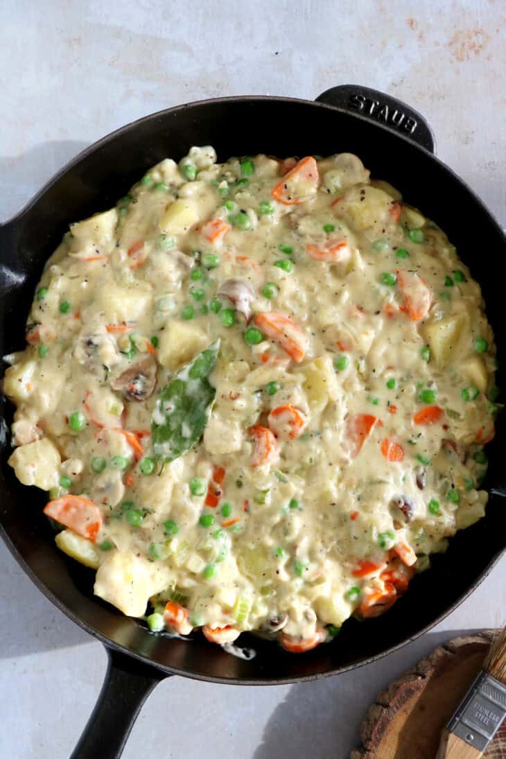 Ce crumble de légumes aux biscuits américains façon pot pie est un plat réconfortant et rustique à la fois.