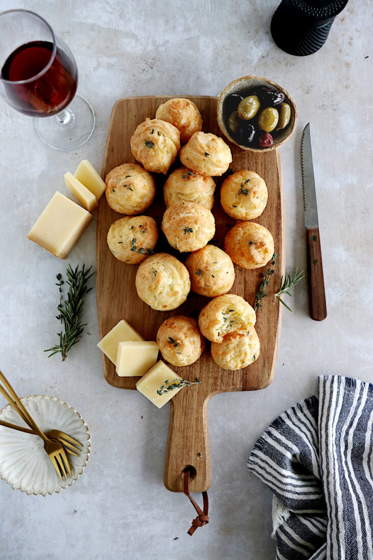 Les gougères au fromage constituent une idée apéritive à la fois légère et festive. Faciles à préparer, elles font toujours le plus bel effet auprès des invités.