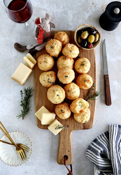Les gougères au fromage constituent une idée apéritive à la fois légère et festive. Faciles à préparer, elles font toujours le plus bel effet auprès des invités.