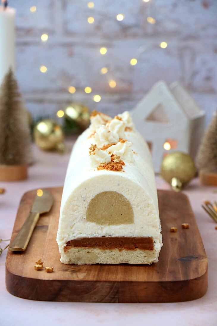 La bûche poire Spéculoos et une sublime bûche de Noël, alliant élégance et délicatesse, avec un jeu de textures et de saveurs époustouflant.