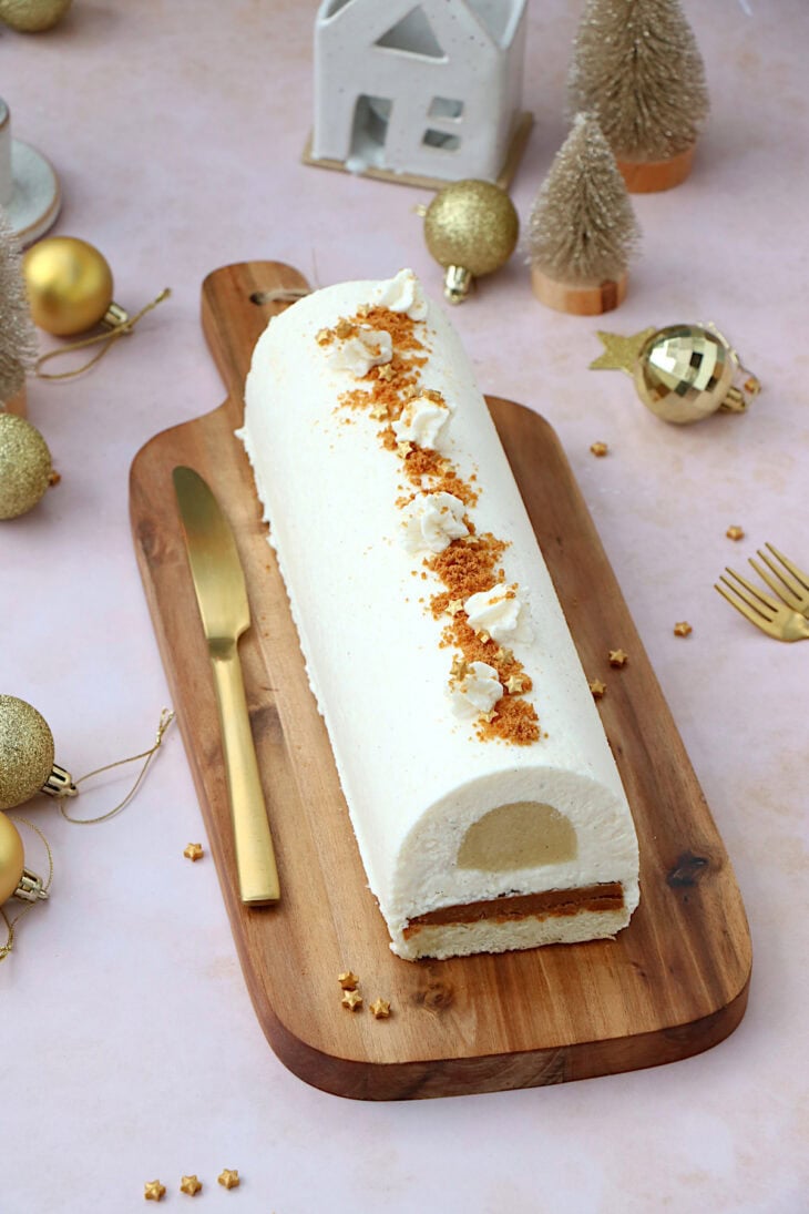 La bûche poire Spéculoos et une sublime bûche de Noël, alliant élégance et délicatesse, avec un jeu de textures et de saveurs époustouflant.