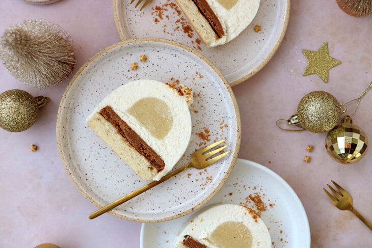 La bûche poire Spéculoos et une sublime bûche de Noël, alliant élégance et délicatesse, avec un jeu de textures et de saveurs époustouflant.