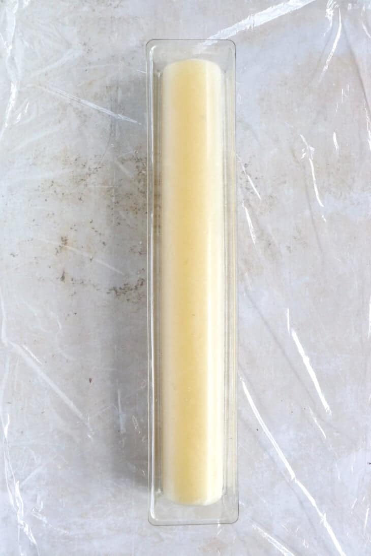 La bûche poire Spéculoos et une sublime bûche de Noël, alliant élégance et délicatesse, avec un jeu de textures et de saveurs époustouflant.