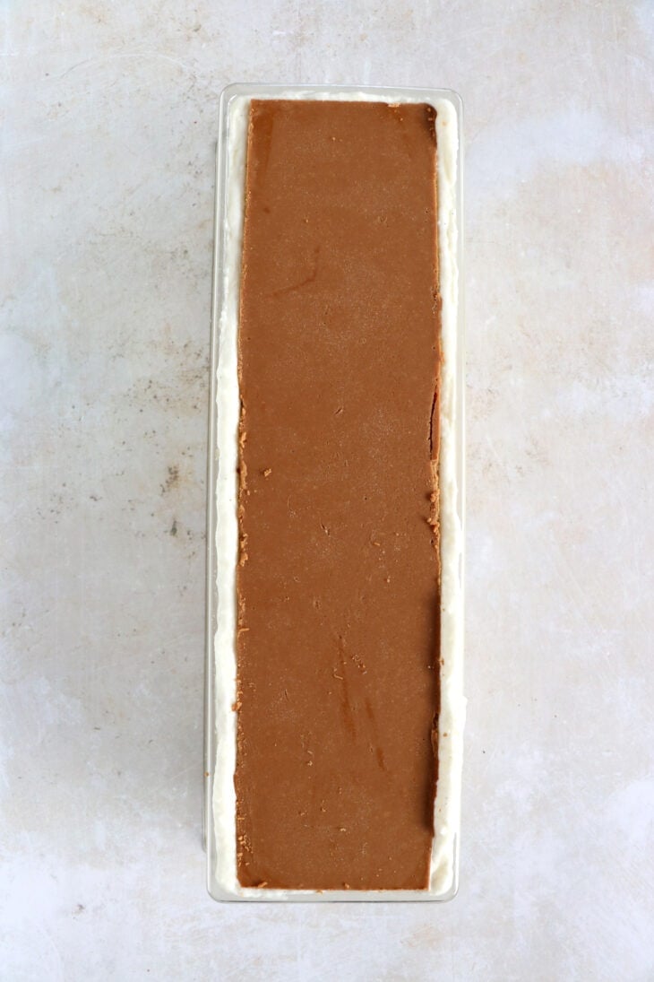 La bûche poire Spéculoos et une sublime bûche de Noël, alliant élégance et délicatesse, avec un jeu de textures et de saveurs époustouflant.