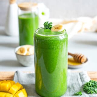 Ce smoothie vert détox vous aidera à vous sentir au mieux de votre forme. Hydratant, riche en vitamines et en nutriments, il regorge d'ingrédients détoxifiants naturels provenant de fruits et légumes verts. Un allié santé dans toute sa simplicité.
