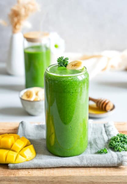 Ce smoothie vert détox vous aidera à vous sentir au mieux de votre forme. Hydratant, riche en vitamines et en nutriments, il regorge d'ingrédients détoxifiants naturels provenant de fruits et légumes verts. Un allié santé dans toute sa simplicité.