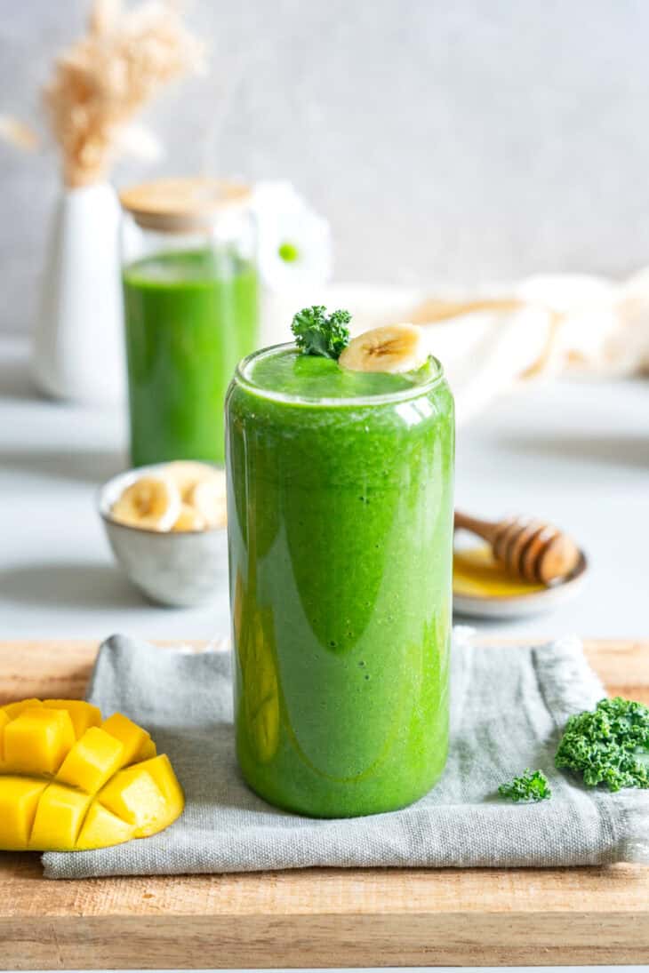 Ce smoothie vert détox vous aidera à vous sentir au mieux de votre forme. Hydratant, riche en vitamines et en nutriments, il regorge d'ingrédients détoxifiants naturels provenant de fruits et légumes verts. Un allié santé dans toute sa simplicité.