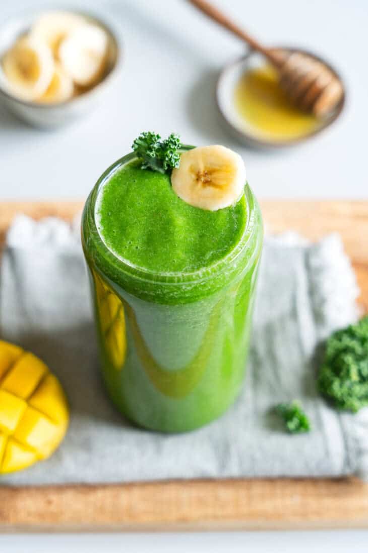 Ce smoothie vert détox vous aidera à vous sentir au mieux de votre forme. Hydratant, riche en vitamines et en nutriments, il regorge d'ingrédients détoxifiants naturels provenant de fruits et légumes verts. Un allié santé dans toute sa simplicité.