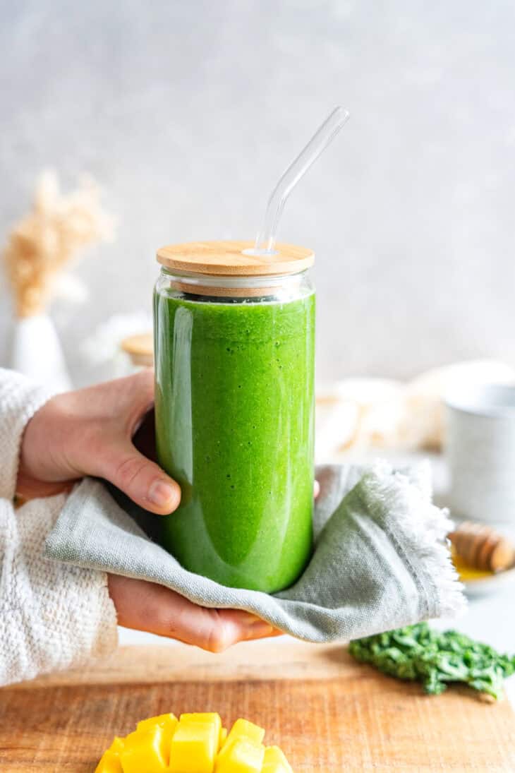 Ce smoothie vert détox vous aidera à vous sentir au mieux de votre forme. Hydratant, riche en vitamines et en nutriments, il regorge d'ingrédients détoxifiants naturels provenant de fruits et légumes verts. Un allié santé dans toute sa simplicité.