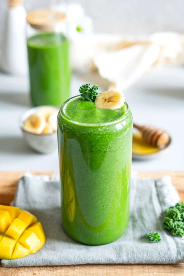 Ce smoothie vert détox vous aidera à vous sentir au mieux de votre forme. Hydratant, riche en vitamines et en nutriments, il regorge d'ingrédients détoxifiants naturels provenant de fruits et légumes verts. Un allié santé dans toute sa simplicité.