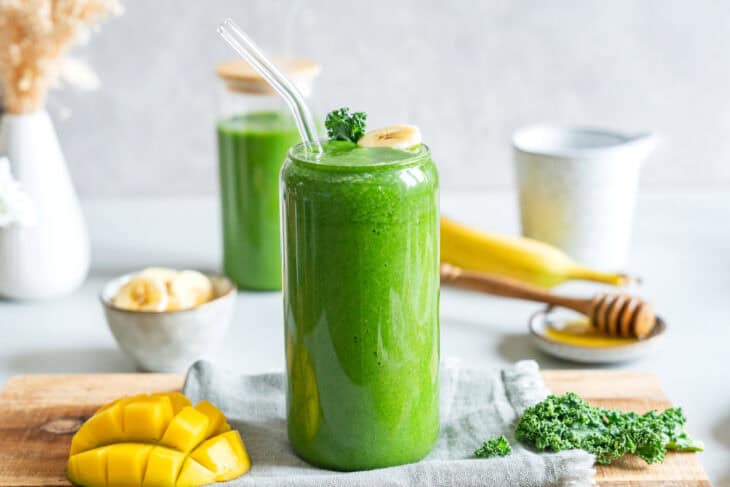 Ce smoothie vert détox vous aidera à vous sentir au mieux de votre forme. Hydratant, riche en vitamines et en nutriments, il regorge d'ingrédients détoxifiants naturels provenant de fruits et légumes verts. Un allié santé dans toute sa simplicité.