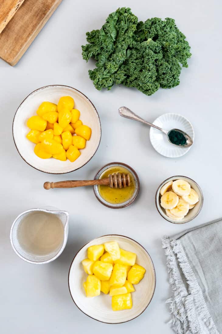 Ce smoothie vert détox vous aidera à vous sentir au mieux de votre forme. Hydratant, riche en vitamines et en nutriments, il regorge d'ingrédients détoxifiants naturels provenant de fruits et légumes verts. Un allié santé dans toute sa simplicité.