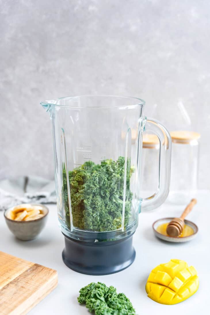 Ce smoothie vert détox vous aidera à vous sentir au mieux de votre forme. Hydratant, riche en vitamines et en nutriments, il regorge d'ingrédients détoxifiants naturels provenant de fruits et légumes verts. Un allié santé dans toute sa simplicité.