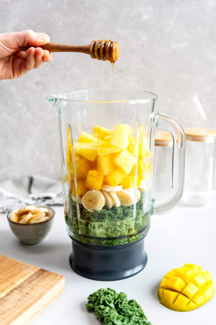 Ce smoothie vert détox vous aidera à vous sentir au mieux de votre forme. Hydratant, riche en vitamines et en nutriments, il regorge d'ingrédients détoxifiants naturels provenant de fruits et légumes verts. Un allié santé dans toute sa simplicité.