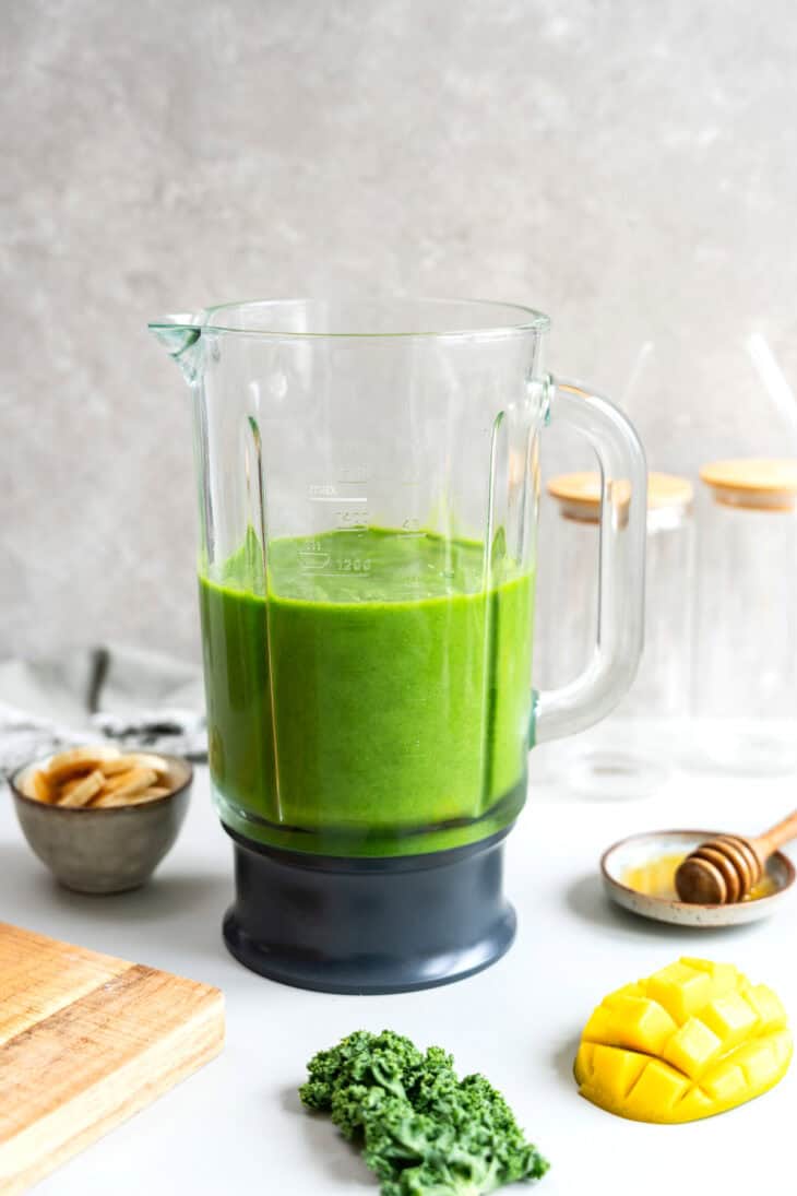 Ce smoothie vert détox vous aidera à vous sentir au mieux de votre forme. Hydratant, riche en vitamines et en nutriments, il regorge d'ingrédients détoxifiants naturels provenant de fruits et légumes verts. Un allié santé dans toute sa simplicité.