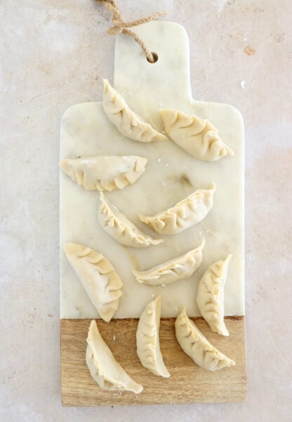 Apprenez à réaliser la pâte à gyoza maison pour réaliser vos gyozas préférés sans avoir à courir partout pour trouver des feuilles à gyoza.