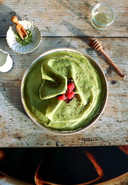 Découvrez la recette de crêpes au matcha, au vert éclatant et avec des saveurs douces et subtiles aux accents japonais.