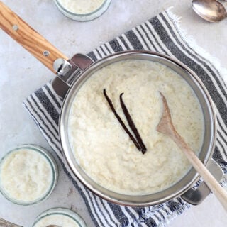 Découvrez la recette du riz au lait parfait, oncteux, incroyablement crémeux et délicieusement parfumé à la vanille.