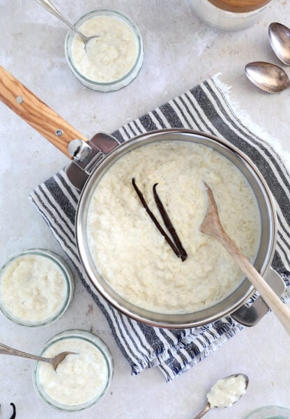 Découvrez la recette du riz au lait parfait, oncteux, incroyablement crémeux et délicieusement parfumé à la vanille.