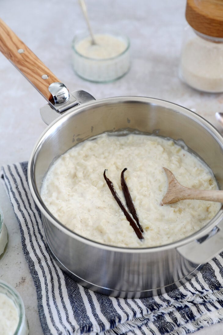 Découvrez la recette du riz au lait parfait, oncteux, incroyablement crémeux et délicieusement parfumé à la vanille.