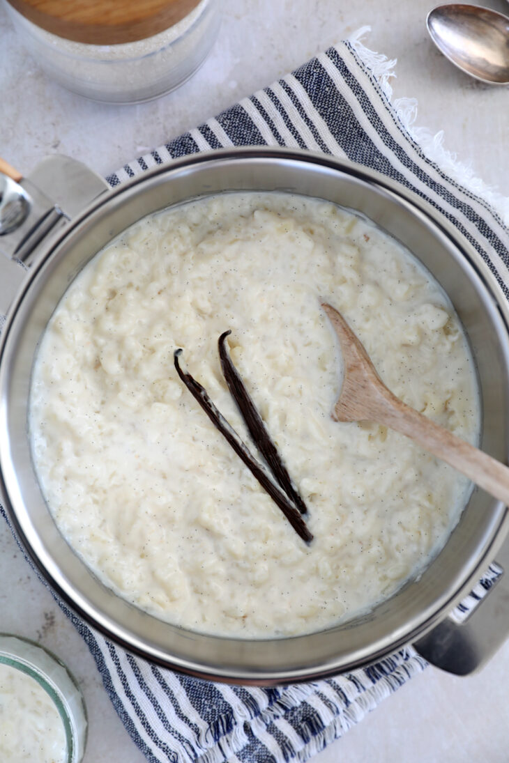 Découvrez la recette du riz au lait parfait, oncteux, incroyablement crémeux et délicieusement parfumé à la vanille.