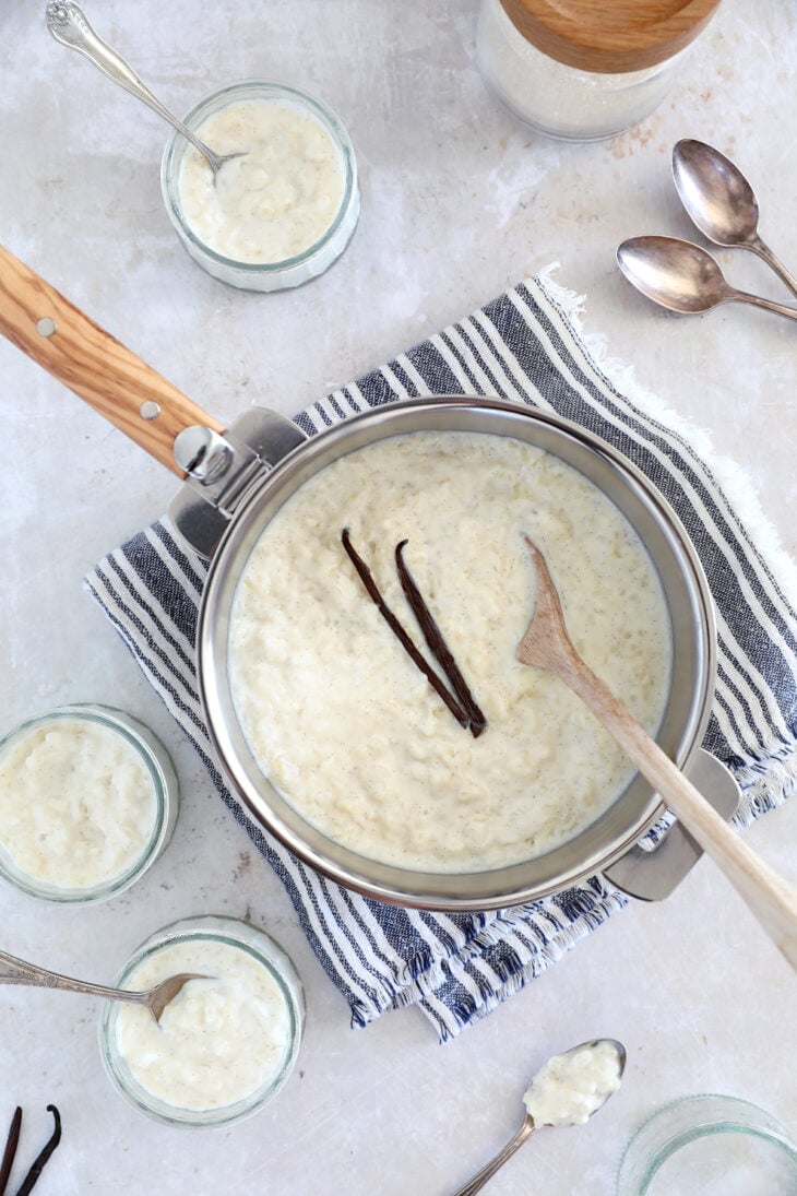 Découvrez la recette du riz au lait parfait, oncteux, incroyablement crémeux et délicieusement parfumé à la vanille.